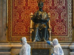 A LOS PIES DE SAN PEDRO. Los trabajadores sanitizan el interior de la Basílica de San Pedro. AFP