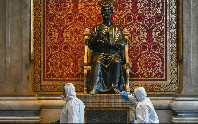 A LOS PIES DE SAN PEDRO. Los trabajadores sanitizan el interior de la Basílica de San Pedro. AFP