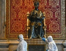 A LOS PIES DE SAN PEDRO. Los trabajadores sanitizan el interior de la Basílica de San Pedro. AFP