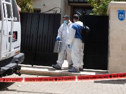 Policías salen de la casa del embajador Du We en la ciuda de Herzliya. AP/S. Scheiner