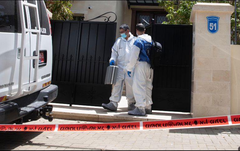 Policías salen de la casa del embajador Du We en la ciuda de Herzliya. AP/S. Scheiner