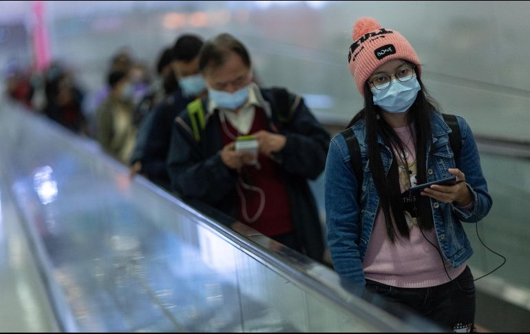 Según los expertos, el uso de mascarilla, las campañas masivas de tests de detección y de rastreo de casos podrían explicar el éxito en el control de la epidemia en Hong Kong. EFE/ARCHIVO