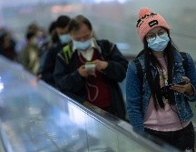 Según los expertos, el uso de mascarilla, las campañas masivas de tests de detección y de rastreo de casos podrían explicar el éxito en el control de la epidemia en Hong Kong. EFE/ARCHIVO