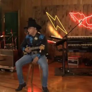 Bronco pide no bajar la guardia ante pandemia en concierto virtual