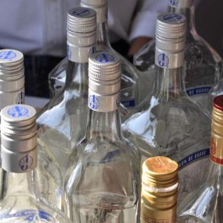 Suman ya 42 fallecidos por consumo de alcohol adulterado