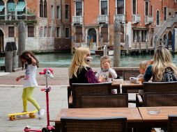 Los datos presentados este lunes dejan sin sustento la posición de algunos expertos que apuestan por la inmunidad de grupo como forma de detener la pandemia. EFE / A. Merola