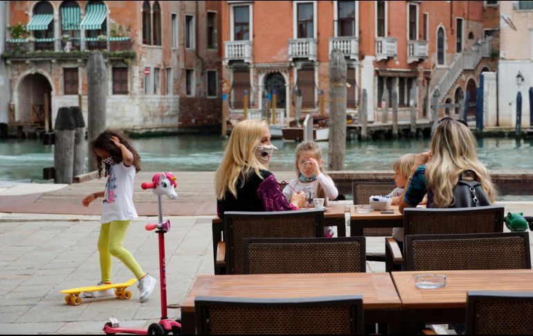 Los datos presentados este lunes dejan sin sustento la posición de algunos expertos que apuestan por la inmunidad de grupo como forma de detener la pandemia. EFE / A. Merola