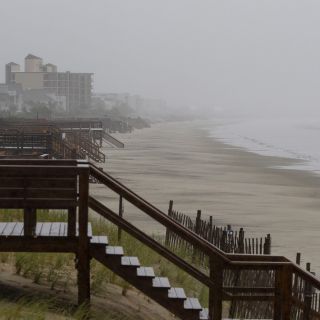 ''Arthur'' llega con mayor potencia a costas de Carolina del Norte