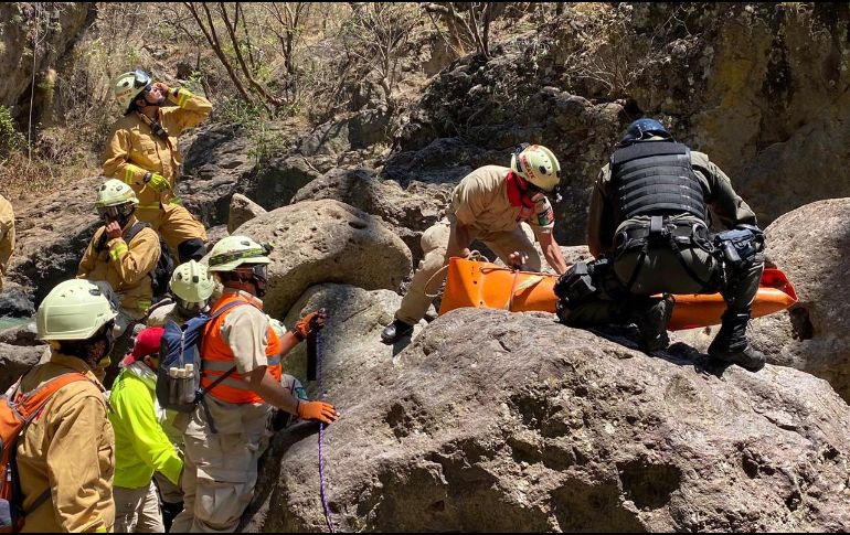 El cuerpo es llevado a las instalaciones del Instituto Jalisciense de Ciencias Forenses en espera de practicarle la autopsia de Ley. ESPECIAL/Policía de Zapopan