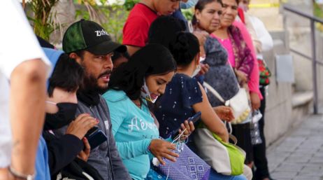 En Ejutla de Crespo, Oaxaca, se reabrió el comercio en plazas y mercados, la principal actividad de sus más de siete mil habitantes. EFE/D. Ricardez