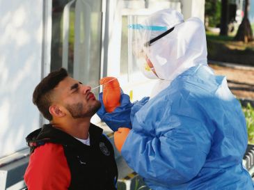 ALEXIS VEGA. El delantero fue de los primeros en someterse a la prueba del COVID-19. CORTESÍA/ @chivas