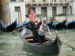 Regresan las góndolas a Venecia pese a la ausencia de turistas