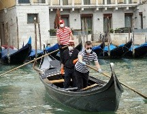 Regresan las góndolas a Venecia pese a la ausencia de turistas