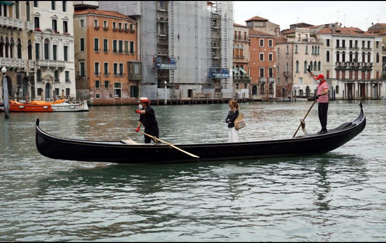 Por primera vez en décadas, los venecianos disfrutan de su ciudad y de sus joyas arquitectónicas sin la horda de turistas. EFE / A. Merola