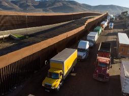Trabajadores esenciales como los profesionales de la salud, las tripulaciones de aerolíneas y los conductores de camiones aún pueden cruzar. AFP/ARCHIVO