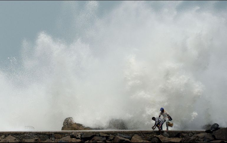 Olas azotan un malecón en el puerto de Chennai, ante el acercamiento del ciclón. AFP/A. Sankar