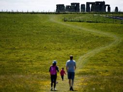 Una familia camina alrededor de las ruinas de Stonehenge. Hace unos días, el Reino Unido alivió algunas restricciones para la población. EFE/N. Hall
