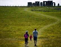 Una familia camina alrededor de las ruinas de Stonehenge. Hace unos días, el Reino Unido alivió algunas restricciones para la población. EFE/N. Hall