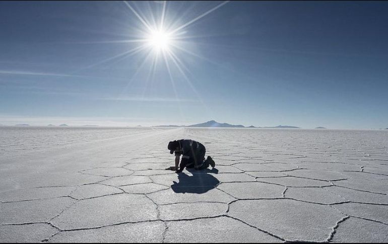 El Salar de Uyuni es la fuente del recurso que Bolivia sueña con industrializar. GETTY IMAGES