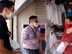 Personal del ayuntamiento se acerca con los micro y pequeños empresarios, con la finalidad de brindarles la orientación necesaria sobre la reapertura de negocios. ESPECIAL/Gobierno de Guadalajara