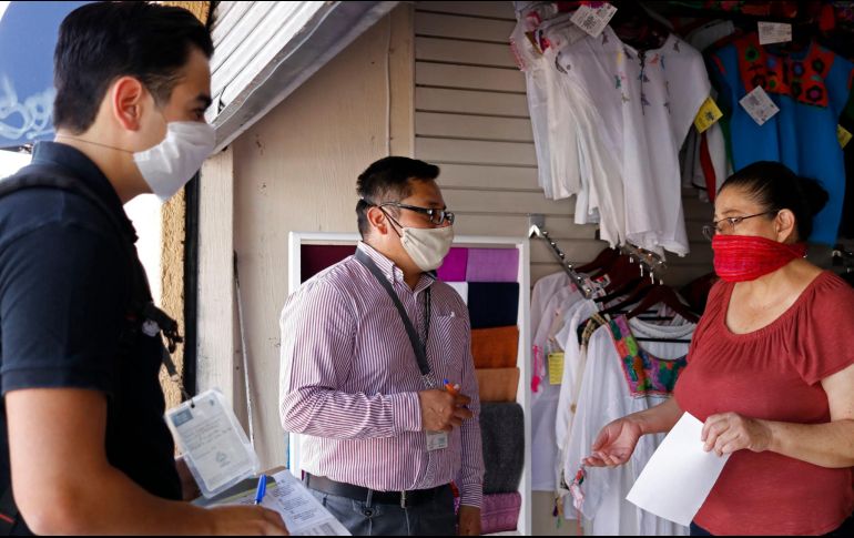 Personal del ayuntamiento se acerca con los micro y pequeños empresarios, con la finalidad de brindarles la orientación necesaria sobre la reapertura de negocios. ESPECIAL/Gobierno de Guadalajara