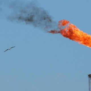 El petróleo termina dispar luego de fuerte alza del lunes