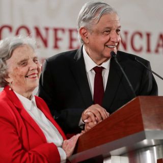 López Obrador felicita a Elena Poniatowska por su cumpleaños 88