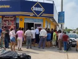 En sólo una hora, pobladores agotaron la cerveza disponible en tiendas de conveniencia. ESPECIAL/CAPTURA DE VIDEO