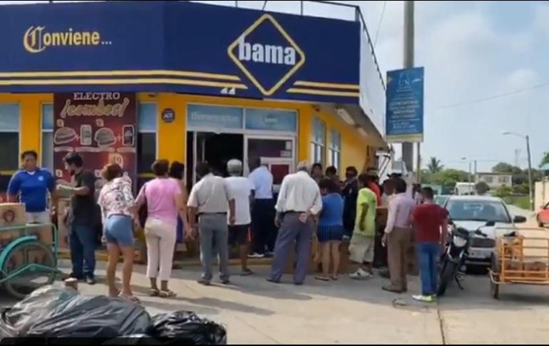 En sólo una hora, pobladores agotaron la cerveza disponible en tiendas de conveniencia. ESPECIAL/CAPTURA DE VIDEO