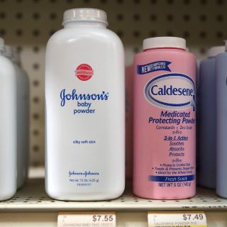 Johnson & Johnson deja de vender su talco para bebés en EU y Canadá