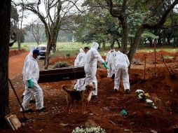 Sepultureros trabajan este 18 de mayo en el cementerio Vila Formosa, en Sao Paulo, Brasil. EFE/F. Bizerra