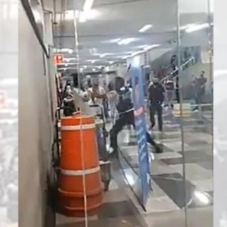 Reclamo por cubrebocas genera pelea en Estación Juárez del Tren Ligero