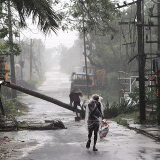 Súper ciclón "Amphan" toca tierra en la India y Bangladesh