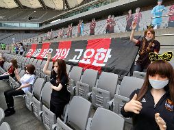 Para compensar la ausencia de aficionados debido a las restricciones por el COVID-19, el club colocó las muñecas que estaban vestidas con los colores del equipo durante el partido ante el Gwangju. EFE