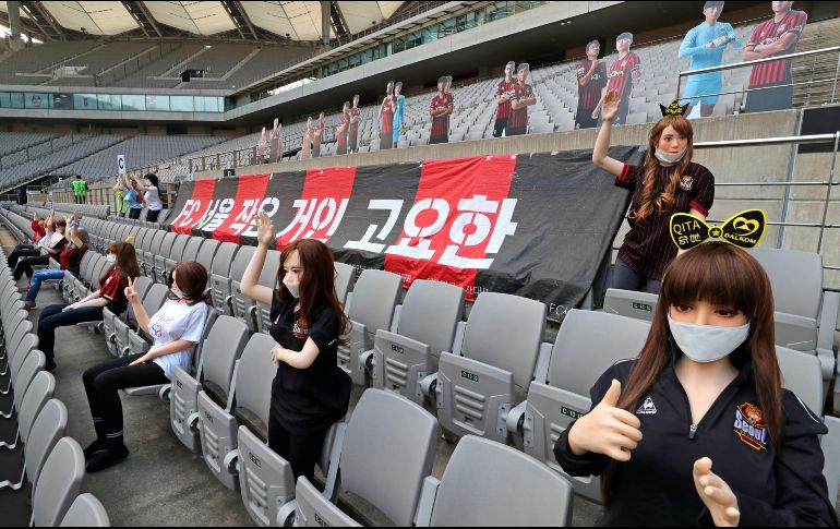 Para compensar la ausencia de aficionados debido a las restricciones por el COVID-19, el club colocó las muñecas que estaban vestidas con los colores del equipo durante el partido ante el Gwangju. EFE