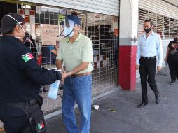 Personas hacen fila para poder ingresar el Mercado Martínez de la Torre, en la Ciudad de México. EFE/J. Pazos