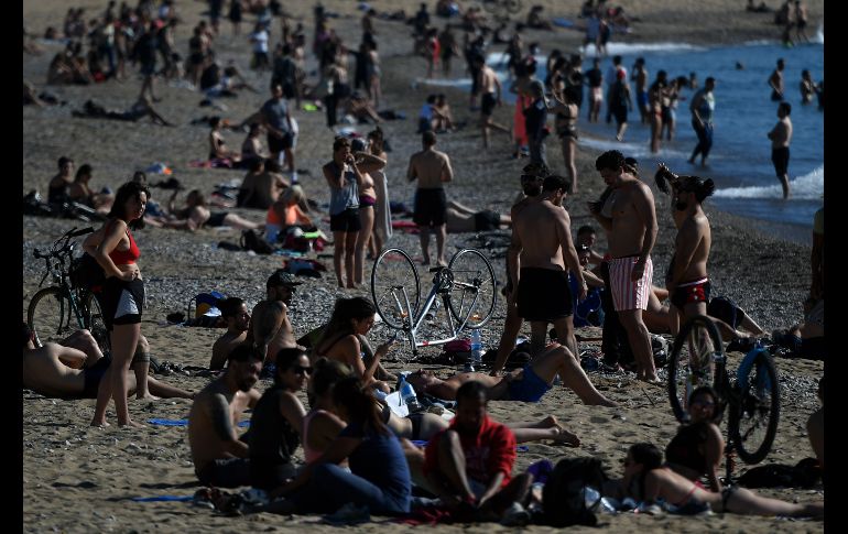 Se observó a habitantes ignorar las indicaciones y sentarse a tomar el Sol o meterse al mar. AFP/L. Gene