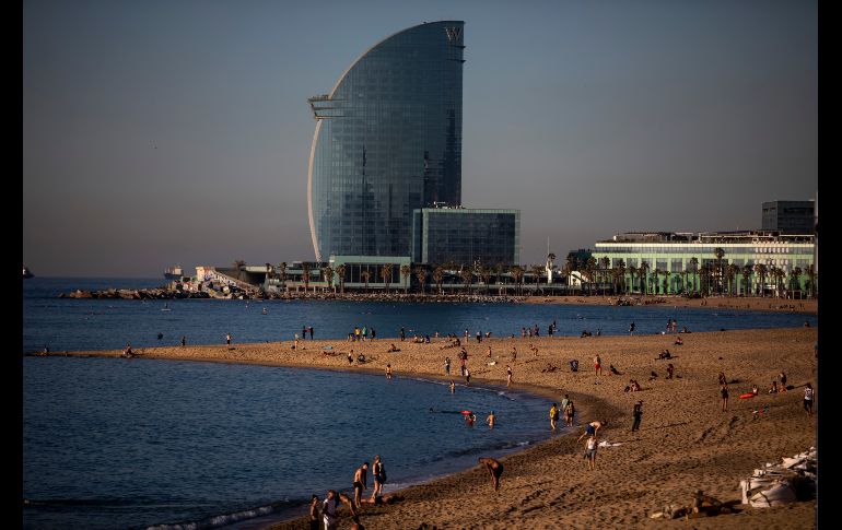Las playas ya estaban disponibles para la práctica deportiva por las mañanas, pero a partir de esta jornada quedan abiertas desde las 06:00 hasta las 20:00 solo para los paseos por la arena. AP/E. Morenatti
