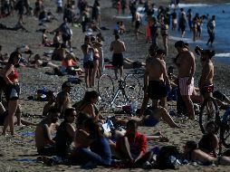 Se observó a habitante ignorar las indicaciones y sentarse a tomar el Sol o meterse al mar. AFP/L. Gene