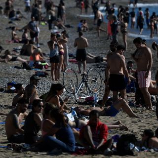 Reabren playas en Barcelona para paseos; ignoran restricciones
