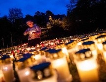 Colocadas en forma de cruz, las velas representan a uno de los ocho mil muertos reportados en el país desde marzo. AFP/J. Schluether