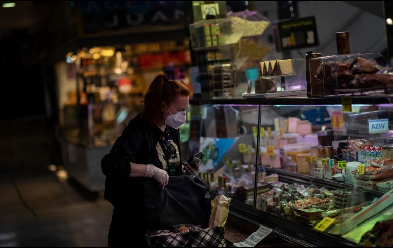 Señalan que al inicio no se indicó esta medida por la falta de cubrebocas en el mercado, lo que pudo llevar a una mayor escasez en los hospitales. AP / B. Armangue