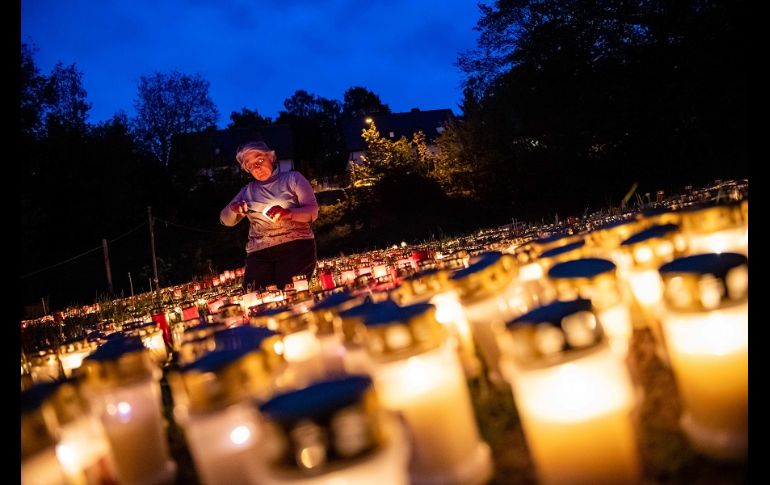 Colocadas en forma de cruz, las velas representan a uno de los ocho mil muertos reportados en el país desde marzo. AFP/J. Schluether