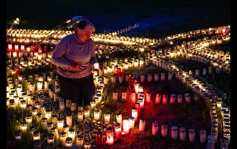 Colocadas en forma de cruz, las velas representan a uno de los ocho mil muertos reportados en el país desde marzo. AFP/J. Schluether