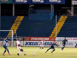 La reapertura del torneo profesional se dio sin el fervor del público en las tribunas y con estrictas medidas sanitarias. AFP / E. Bezerra