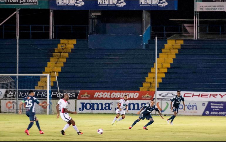 La reapertura del torneo profesional se dio sin el fervor del público en las tribunas y con estrictas medidas sanitarias. AFP / E. Bezerra