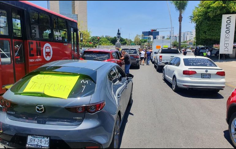 Luego de manifestarse por algunos minutos en la zona de la glorieta de La Minerva los comerciantes se retiraron. EL INFORMADOR / E. Barrera