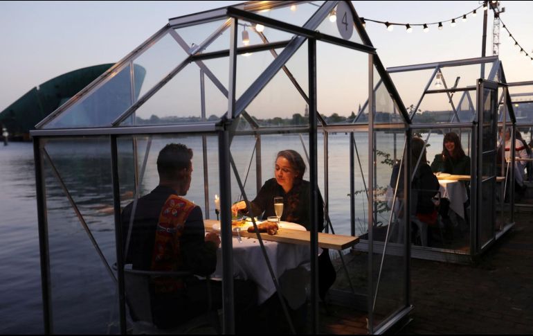 Hay varias ideas que se han aplicado para poder reabrir los negocios en un ambiente ameno y seguro. REUTERS