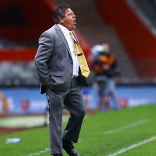 Renovar con América o dirigir en Europa, el dilema del "Piojo"