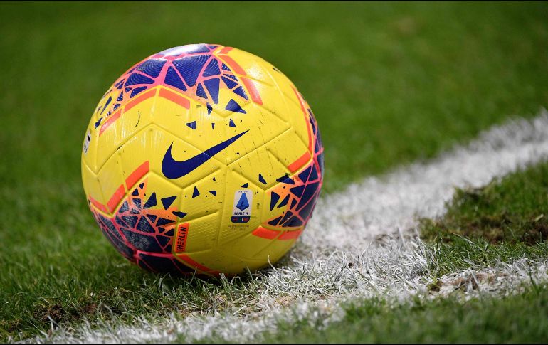La Federación de Fútbol Italiana señaló que su prioridad es reanudar y completar la temporada organizando las doce jornadas que quedan. AFP